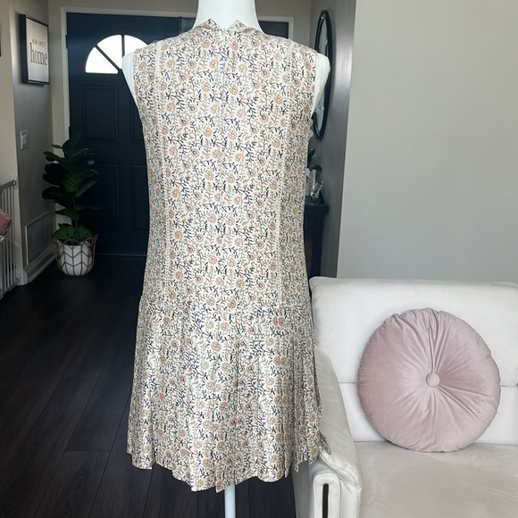 Tory Burch Inga Pleated Floral in excellent condition. Size 2 - Picture 4 of 7